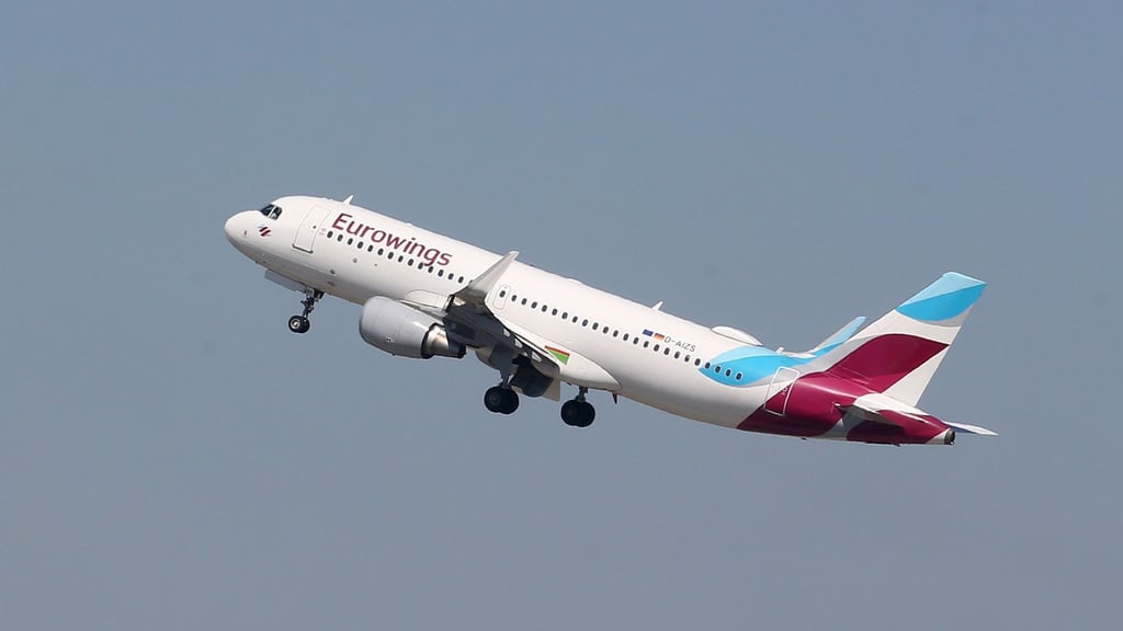 Ein Flugzeug der Fluggesellschaft Eurowings startet auf dem Düsseldorfer Flughafen.