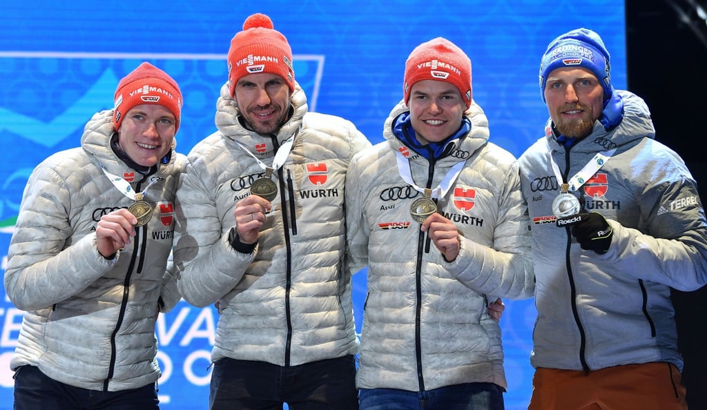 Benedikt Doll (v.l.), Arnd Peiffer, Philipp Horn und Erik Lesser aus Deutschland freuen sich über Bronze. In Nove Mesto hoffen die Deutschen wieder auf eine Medaille.