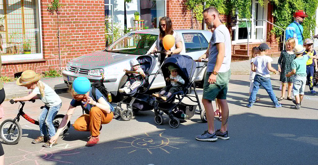 Während einer Demonstration für den Erhalt von Kunterbunt wurden im Juni 2023 Sonnen auf Arendseer Straßen gemalt.