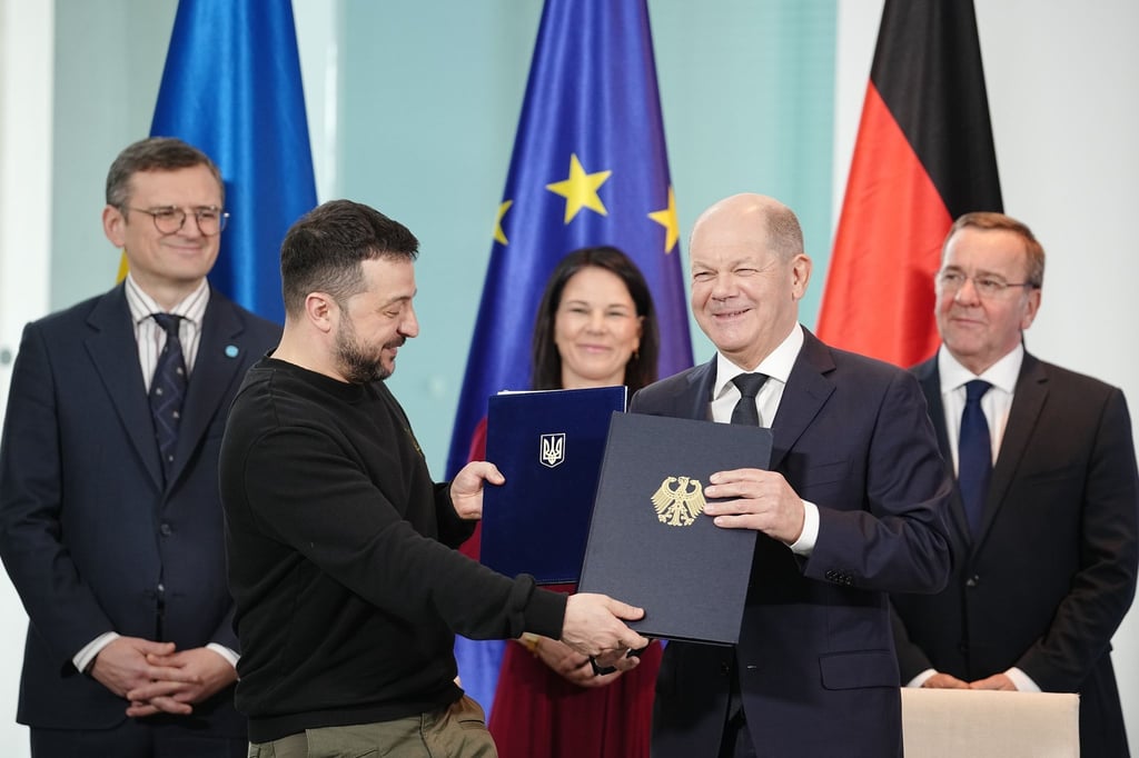 Bundeskanzler Olaf Scholz (r) und der ukrainische Präsident Wolodymyr Selenskyj haben ein langfristiges Sicherheitsabkommen unterzeichnet.