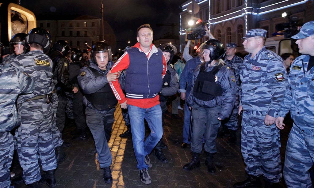 Die Polizei verhaftet Alexej Nawalny (M) mehrmals während Protesten - hier einen Tag nach Putins Amtseinführung 2012.