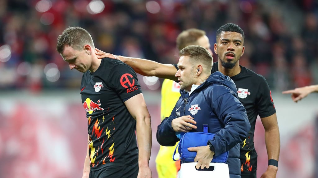 Trost von den Kollegen: Lukas Klostermann musste gegen Gladbach früh raus.