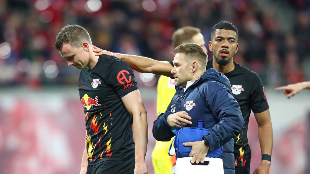 Trost von den Kollegen: Lukas Klostermann musste gegen Gladbach früh raus.