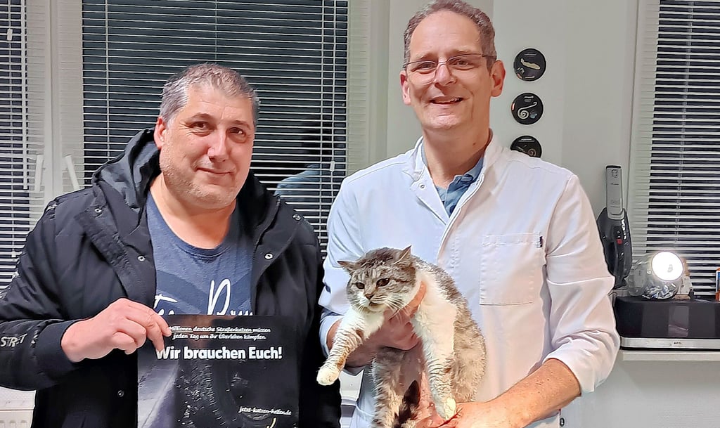 André Knopek (li.) vom Genthiner Tierschutzverein mit Dr. Christian Kühnel, der eine Aktion zur Kastration von Katzen unterstützt.