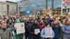 Demonstranten stehen mit Plakaten vor dem Magdeburger Hauptbahnhof bei einer Demonstration gegen rechts.