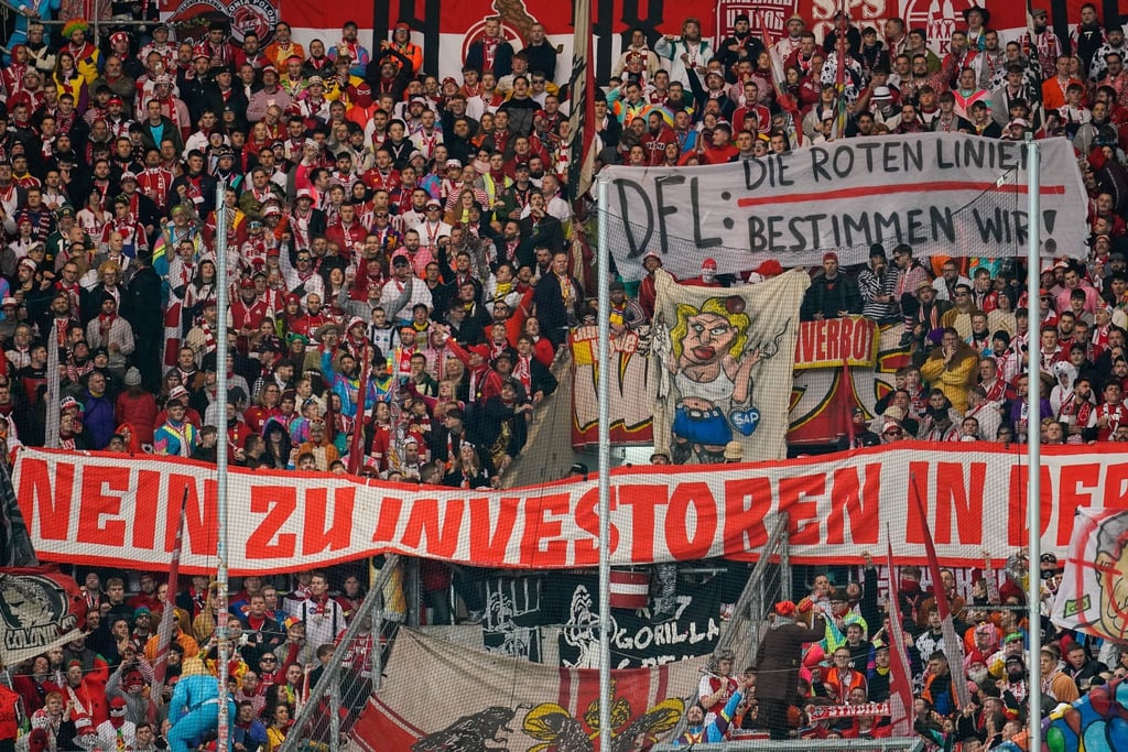 Kölns Fans halten Transparente in die Höhe mit der Aufschrift: "Nein zu Investoren in DFL".