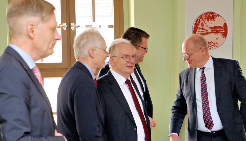 Die Task-Force zur Umfeldentwicklung des Bundeswehrstandortes Holzdorf hat am Freitag in Jessen beraten. Daran hat auch Ministerpräsident Reiner Haseloff (Mitte) teilgenommen.