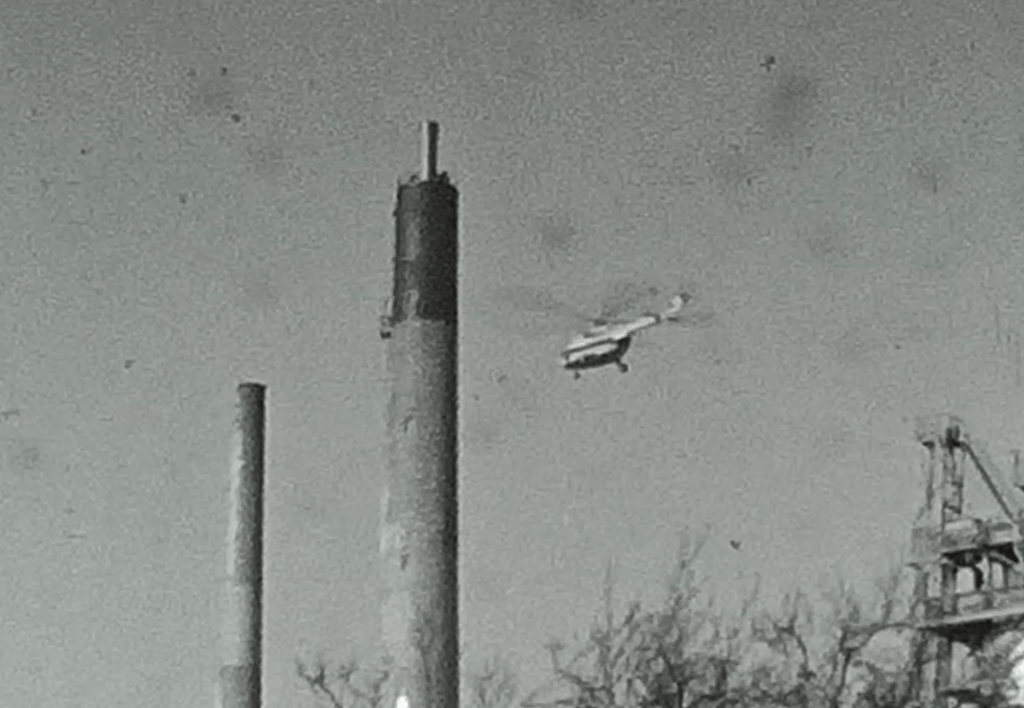 Ein Hubschrauber half 1974 beim Bau eines neuen Schornsteins im Kalkwerk Schraplau. Kurt-Günter Weise hielt dies mit der Kamera fest.