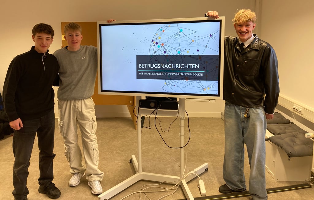 Schüler des Georg-Cantor-Gymnasiums in Halle klären Senioren über digitale Betrugsmaschen, wie den Enkeltrick auf.
