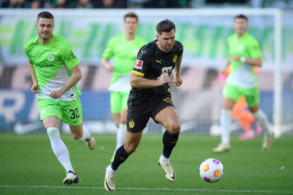 Niclas Füllkrug (r) und der BVB trennten sich vom VfL Wolfsburg 1:1.
