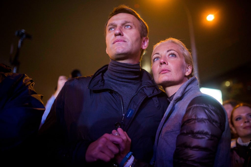 Alexej und Julia Nawalny nach einer Kundgebung im Jahr 2013: Seine Ehefrau hat noch keine Bestätigung über den Tod.