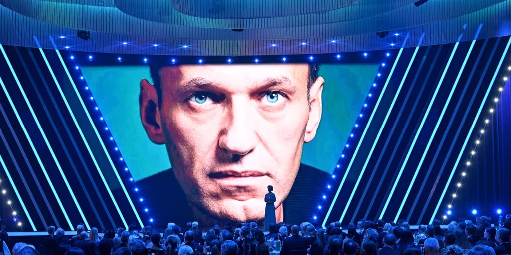 Alexej Nawalny hat im letzten Jahr einen Bambi in der Kategorie „Mut“ bekommen. EU-Kommissionspräsidentin Ursula von der Leyen würdigte ihn dabei für „seine Hingabe für Freihheit, für Demokratie, für Menschenrechte“.