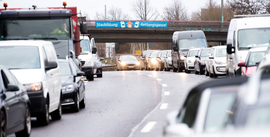 Autos stehen nach einem Unfall auf dem Messeschnellweg im Stau und bilden eine Rettungsgasse.