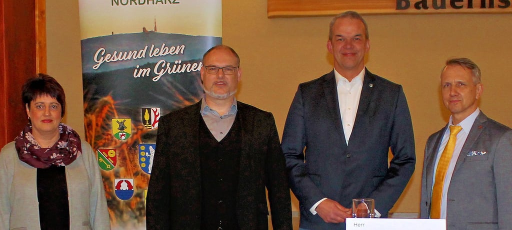 Wahlleiterin Eileen Friedrich, die Kandidaten Merten Wittig-Brandt und Gerald Fröhlich sowie Moderator Winfried Borchert (von links) vor dem Wahlforum in Veckenstedt.