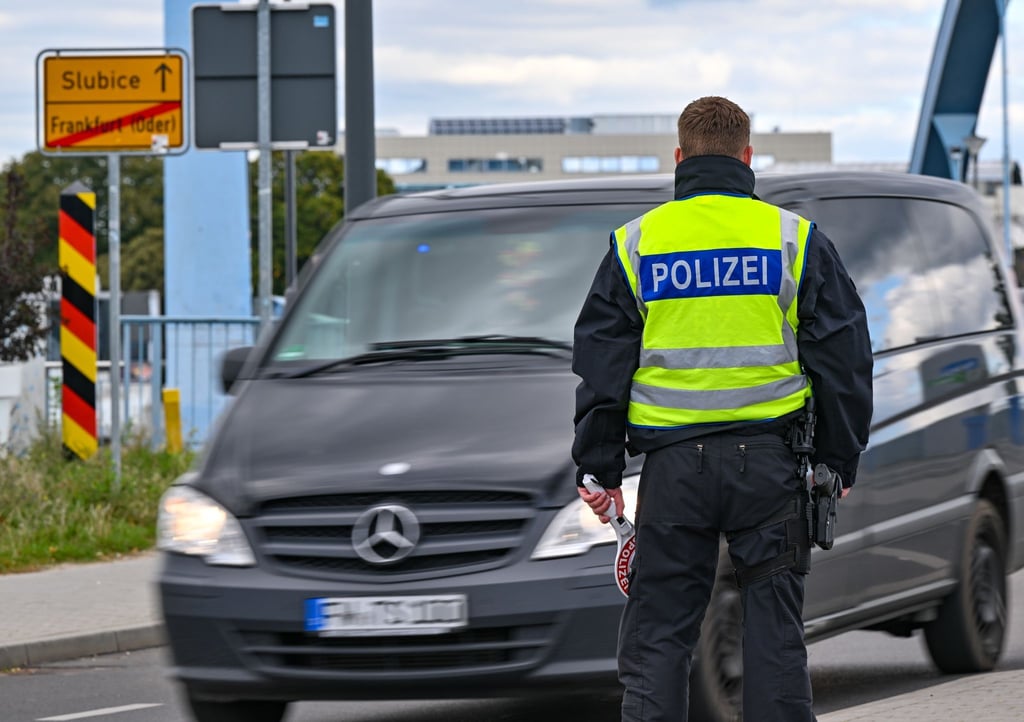 Die Bundespolizei kontrolliert den Einreiseverkehr am deutsch-polnischen Grenzübergang Stadtbrücke zwischen Frankfurt (Oder) und Slubice.
