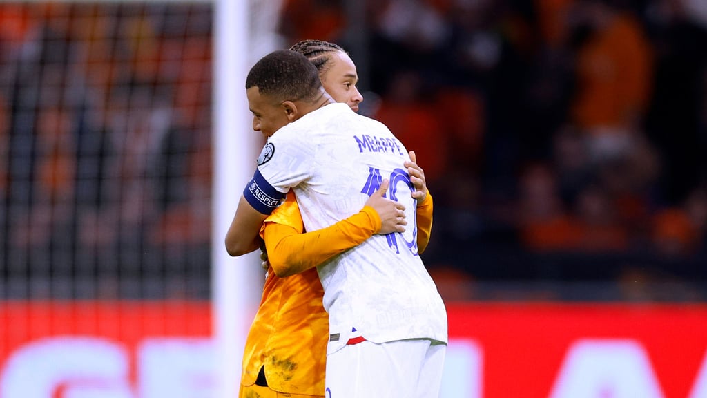 RB-Star Xavi (l.) und PSG-Star Kylian Mbappé beim Länderspiel zwischen Frankreich und den Niederlanden