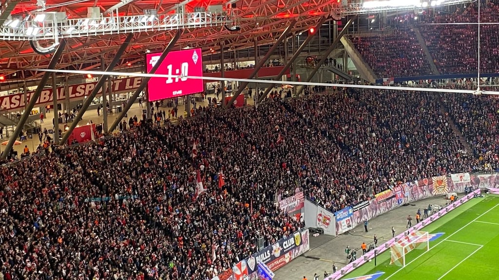 Nach einem medizinischen Notfall im Block B stellten die RB-Fans ihren Support ein.