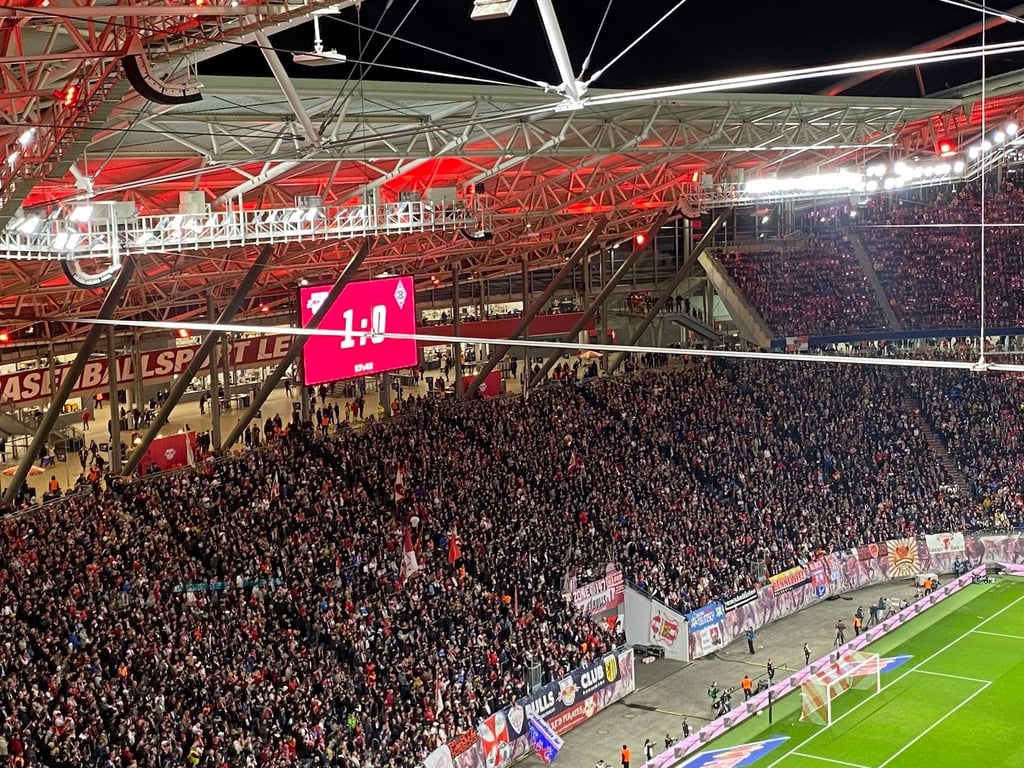 Nach einem medizinischen Notfall im Block B stellten die RB-Fans ihren Support ein.