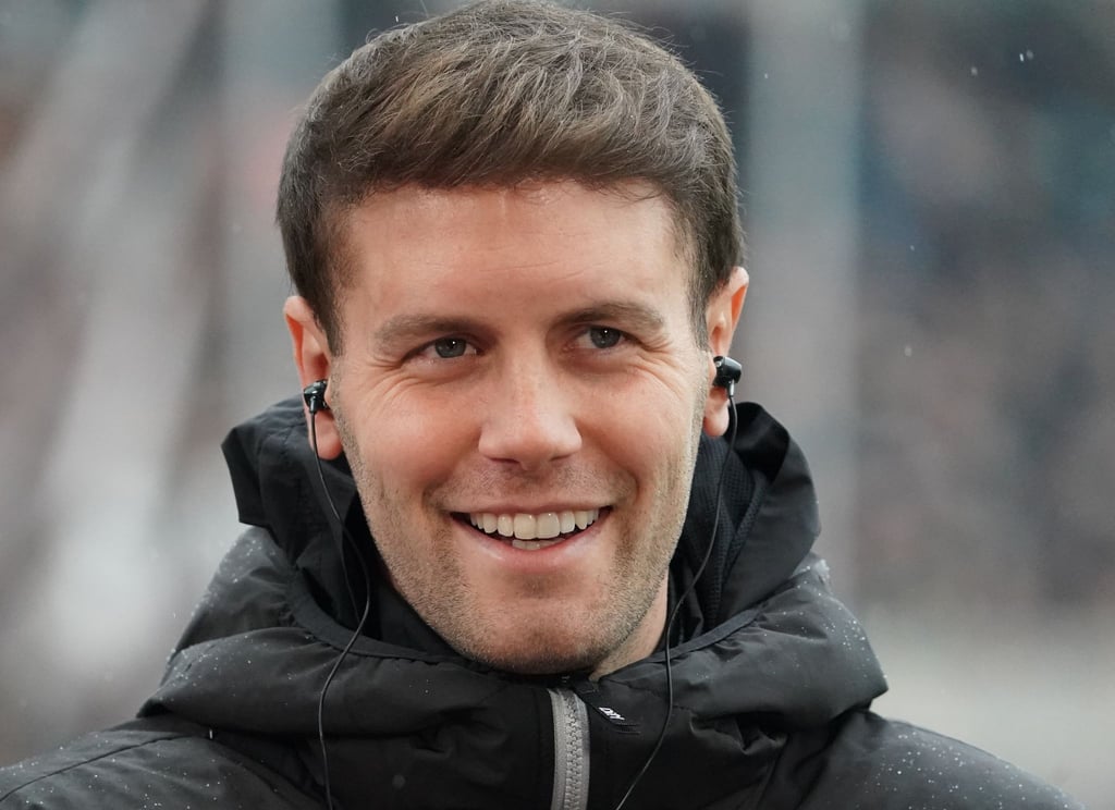 St. Paulis Trainer Fabian Hürzeler steht vor Spielbeginn im Stadion.