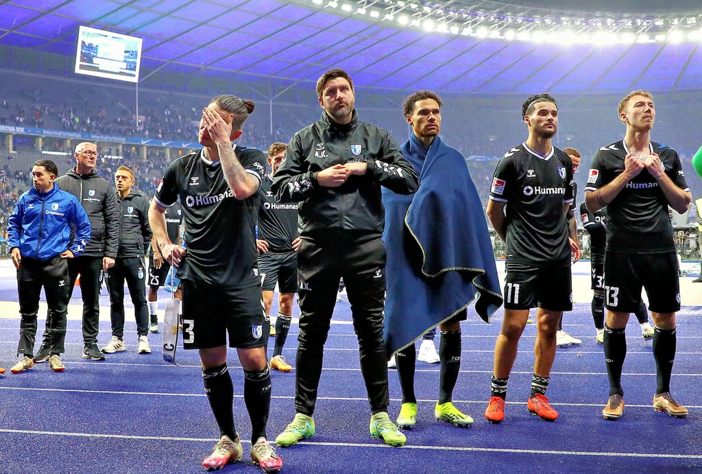 Enttäuschte Blicke: Baris Atik, Co-Trainer André Kilian, Herbert Bockhorn und Mohammed El Hankouriund Connor Krempicki (v. l.).