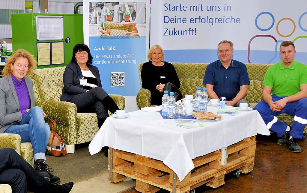 Betriebsleiterin Meike Kelz (von links), Bildungsministerin Eva Feußner (CDU), Stefanie Klemmt (IHK), Lars Wärmer und Moderator Tom Schachtschabel (beide Zuckerfabrik) beim Gespräch über den Azubi-Talk in der Zuckerfabrik Klein Wanzleben.