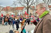 Während der Kundgebung „Bernburg bleibt bunt“ auf dem Karlsplatz in Bernburg ergriff auch Pfarrer Johannes Lewek das Wort. 