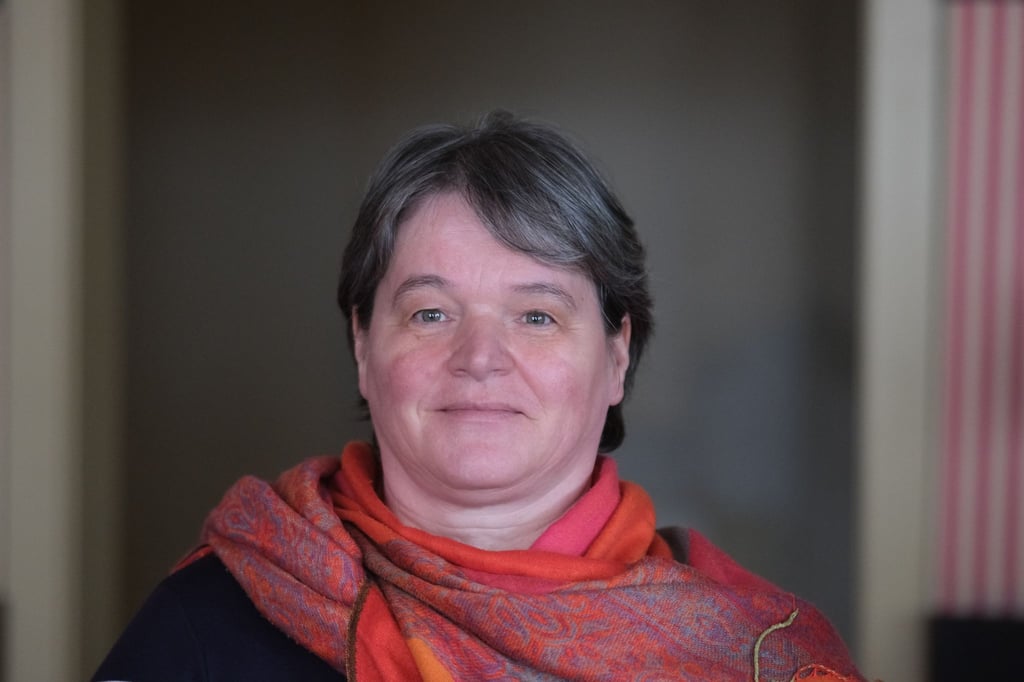 Maike Günther, Museologin, steht im historischen Kaffeehaus „Zum Arabischen Coffe Baum“.