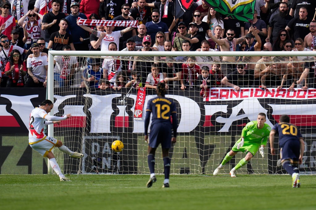 Rayo Vallecanos Raúl de Tomás (l) traf per Strafstoß zum 1:1 gegen Real Madrid.