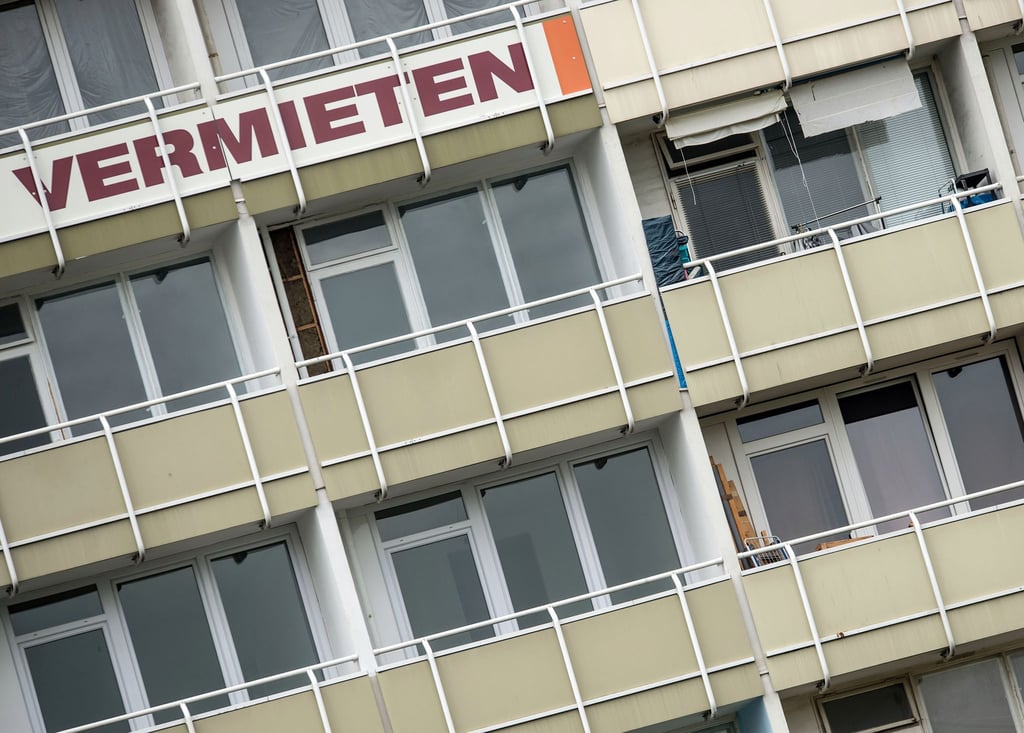 „Wohnungen zu vermieten“ steht in großen Lettern an Balkonen eines Mietshauses.