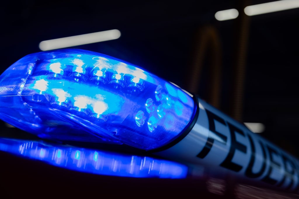 Ein Blaulicht leuchtet auf einem Feuerwehrwagen in der Hauptfeuer- und Rettungswache der Feuerwehr.