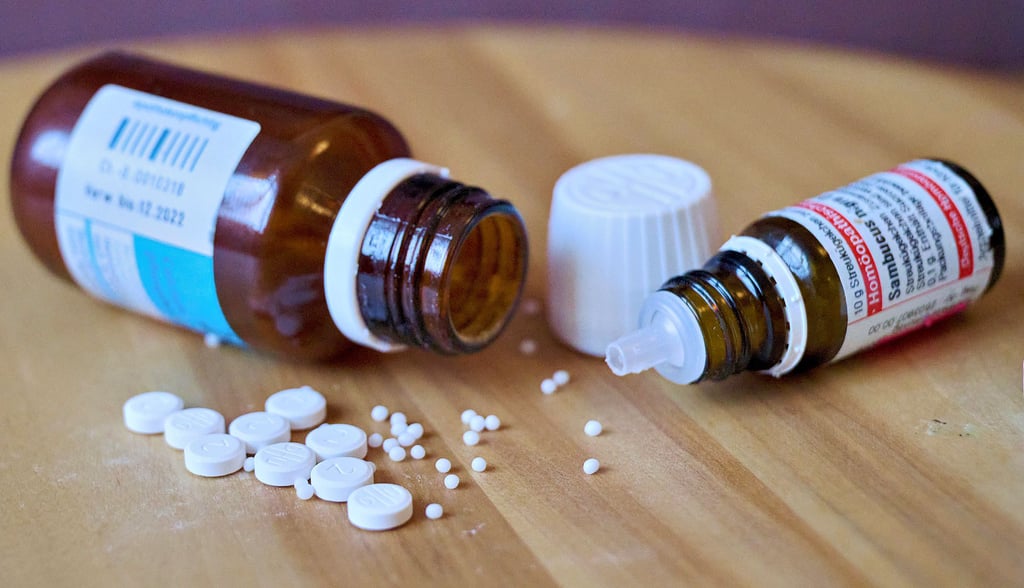 Homöopathische Mittel werden meist als Tabletten oder als kleine Kügelchen, sogenannte Globuli, verkauft.
