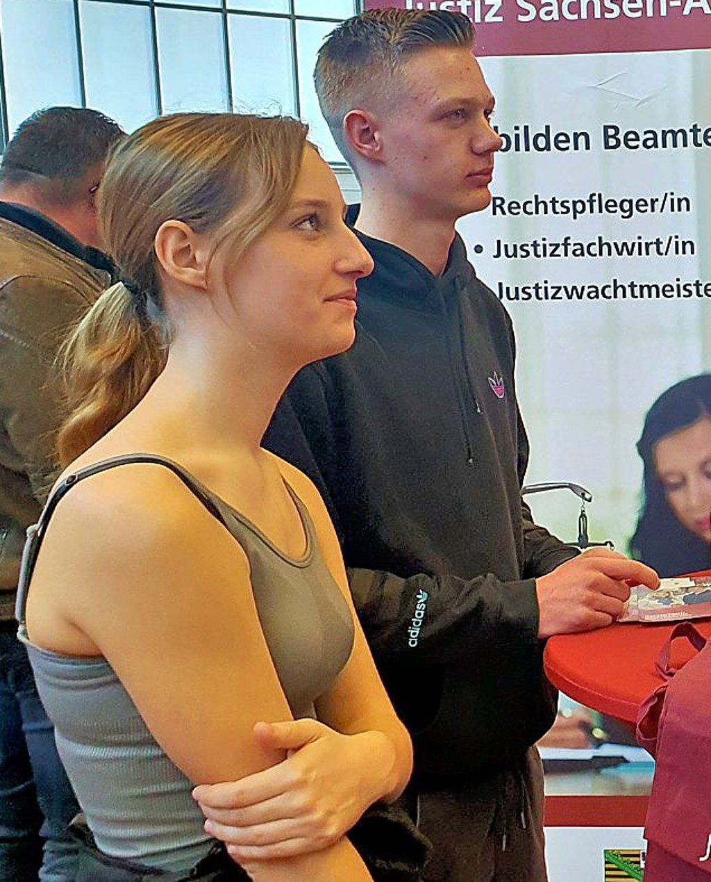 Leni und Jannis interessierten sich für eine Ausbildung bei der Justiz.