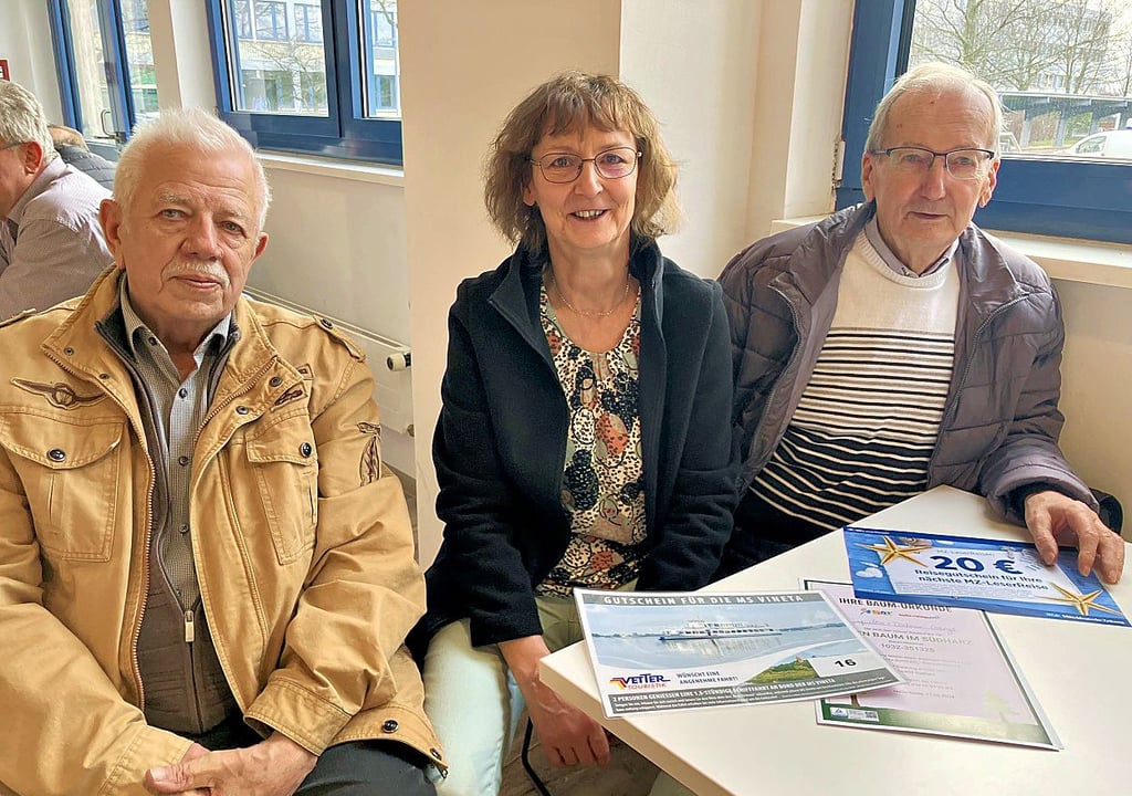 Messebummel mit Familientreffen: Dietmar und Jacqueline Genge aus Zeitz verreisen bald mit ihrem Schwiegervater und Vater Reinhard Milde aus Halle (von links).