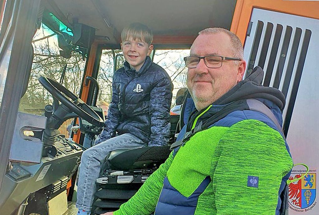Mattheo Julian Haufe und sein Vater René sahen sich sich das Radwegfahrzeug der Kreisstraßenmeisterei an.