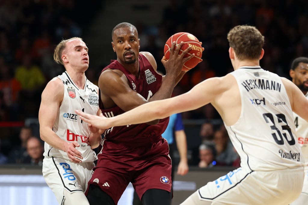Bayerns bester Werfer beim Erfolg gegen Bamberg: Serge Ibaka (M).