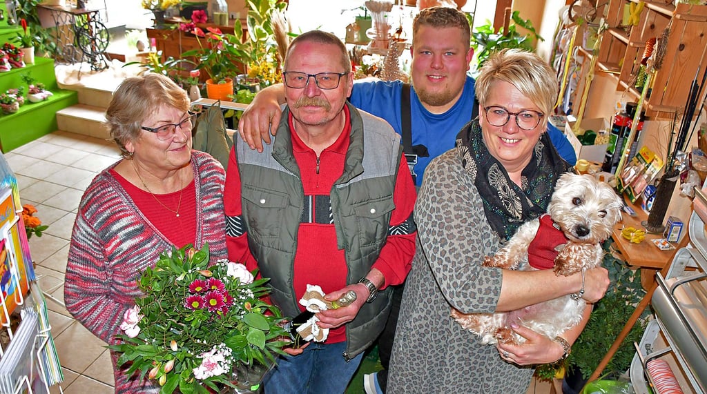 Reinhild (v.l.) und Peter Eikel führen seit 33 Jahren das Blumengeschäft an der Geschwister-Scholl-Straße in Calvörde. Als Floristin arbeitet Tochter Andrea Rübe im Beisein von Familienhündin Minna im Geschäft. Und auch Enkel Peter hilft mit Fahrdiensten, wenn Not am Mann ist.
