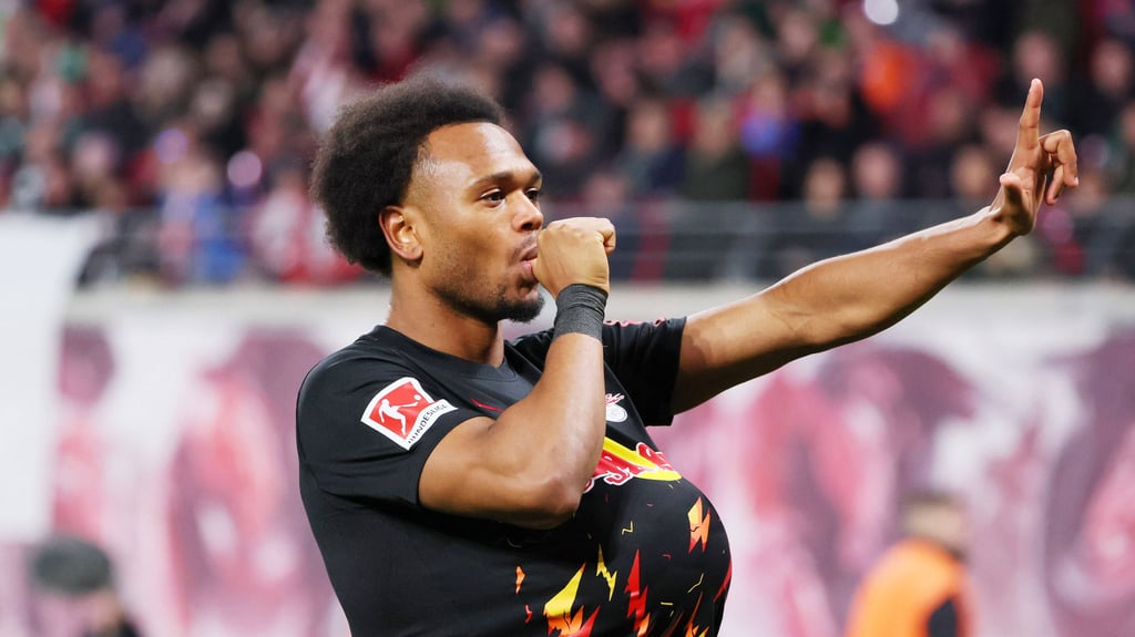 Nach seinem 20. Treffer für RB zeigte Torschütze Lois Openda, dass er Vater wird