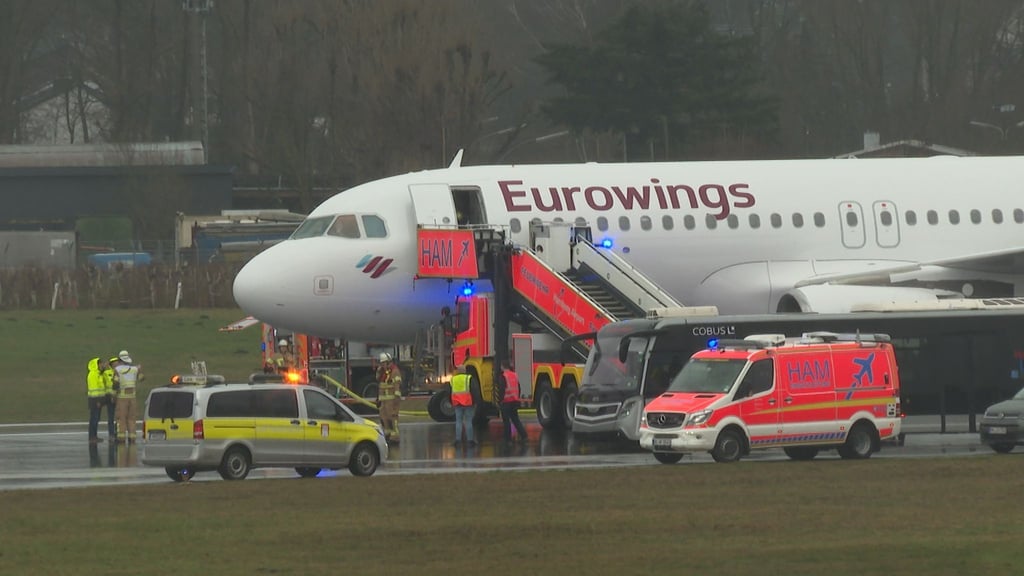 Bei der Landung eines Flugzeugs am Hamburger Flughafen sind nach Polizeiangaben zwei Reifen geplatzt.