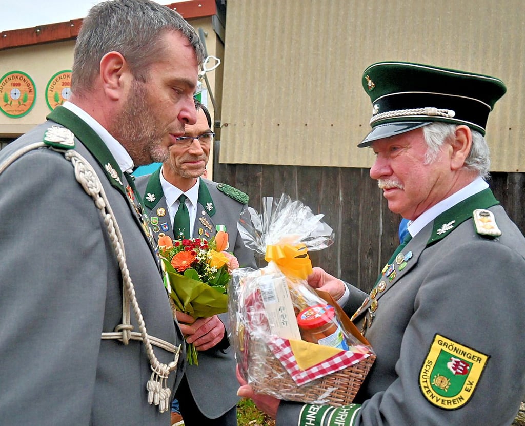 Die Vostandsmitglieder des Gröninger Schützenvereins, Torsten Dattko und Michael Berk , gratulieren Klaus-Peter Bartschte (von links).