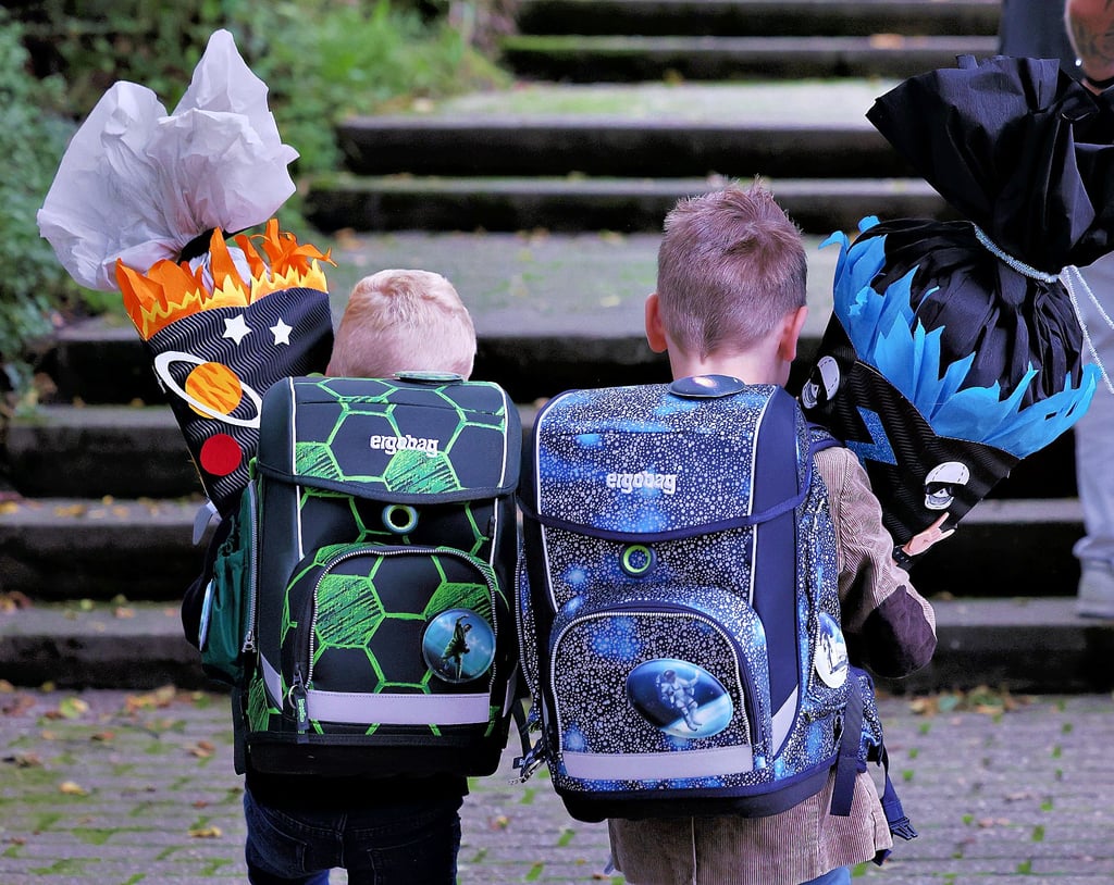 Mit Schulranzen auf dem Rücken und Zuckertüten in den Händen beginnt die Grundschulzeit. Der Magdeburger Stadtrat hat nun die Grundschulbezirke festgelegt.