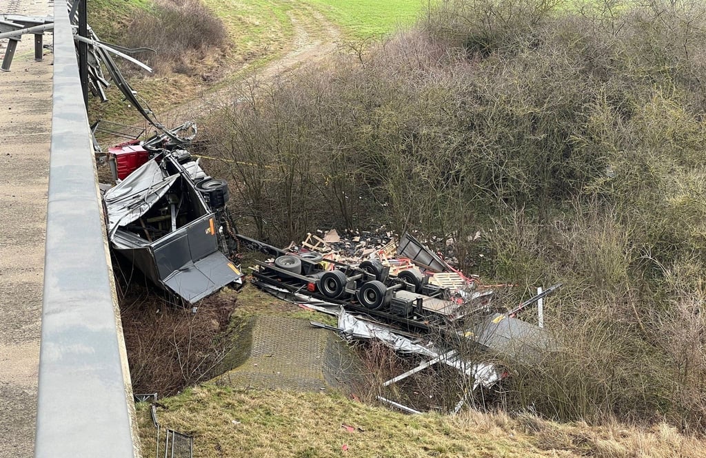 Ein Lkw-Fahrer ist mit seinem Fahrzeug auf der A38 auf einer Brücke durch eine Leitplanke gestoßen, mehrere Meter in die Tiefe gefallen und gestorben.