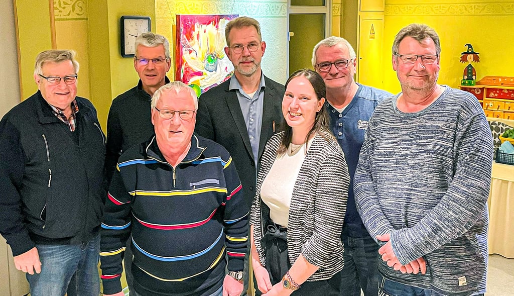 Der Kaninchenzuchtverein G236 Salzwedel hat einen neuen Vorstand gewählt. Ihm gehören Mike Hennings, Udo Petz, Karl-Heinz Herrmann, Maik Zahmel, Torsten Thiel, Lena Feißel und Walter Müller an. Foto: Kaninchenzuchtverein