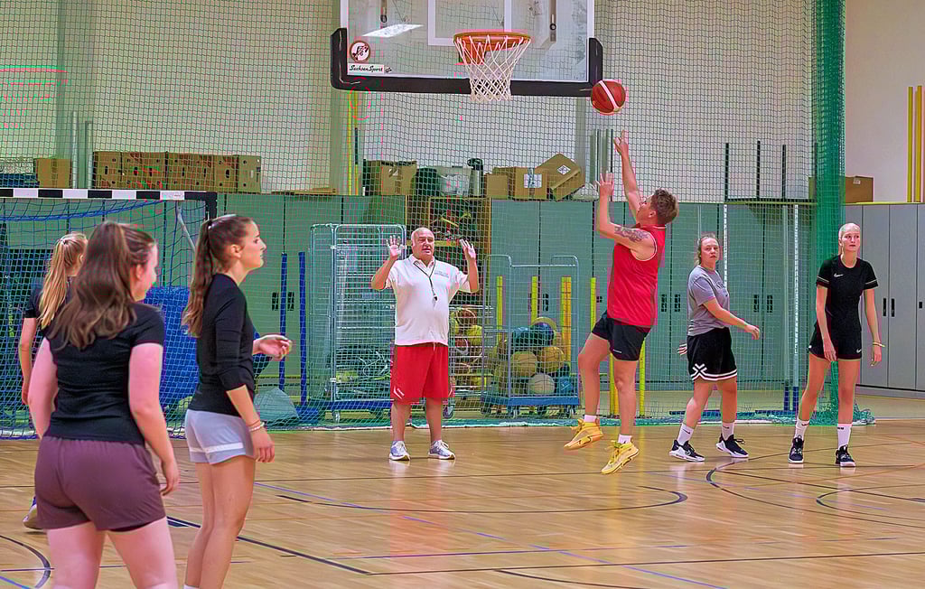 Die Sporthallen im Osterwiecker Stadtgebiet werden von Schulen und Vereinen genutzt. Unser Foto zeigt eine Trainingseinheit der Basketballdamen des SC Osterwieck.