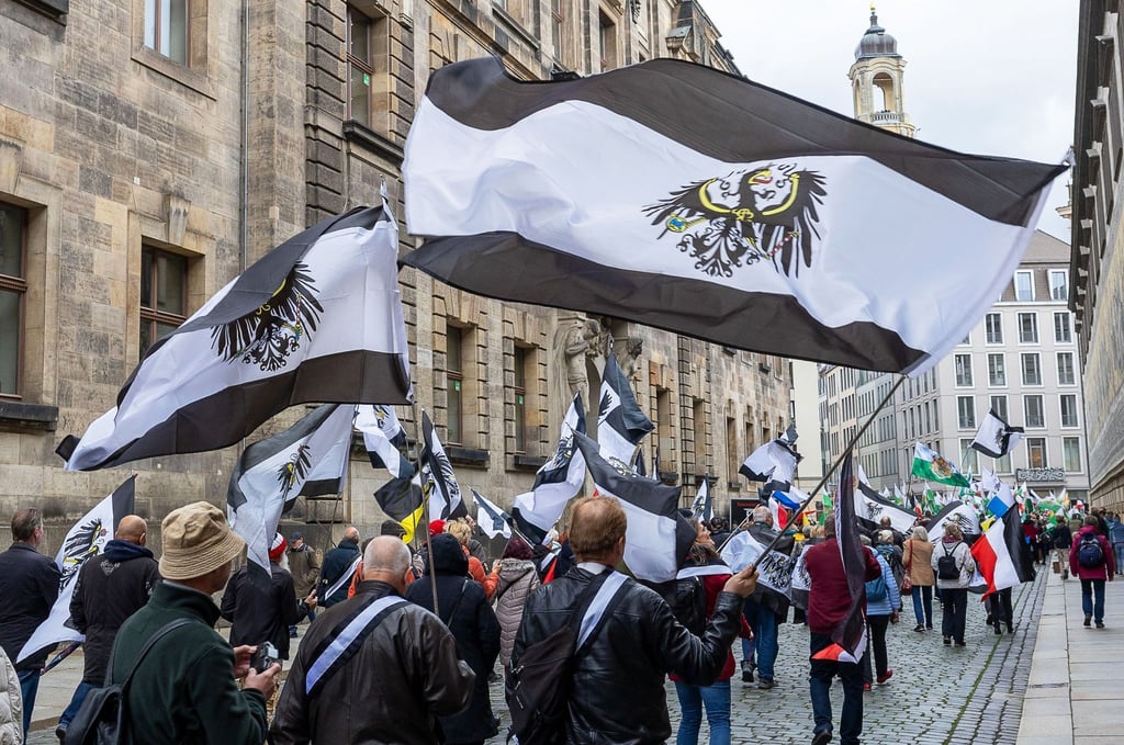 Mehrere hundert Teilnehmer einer Demonstration ziehen mit Flaggen vom Königreich Preußen durch die Dresdner Innenstadt.