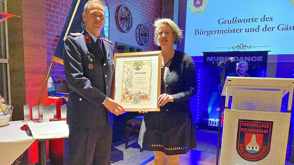Innenministerin Tamara Zieschang überreichte Ortswehrleiter Daniel Bucks eine Urkunde zum 100-jährigen Bestehen der Bad Dürrenberger Wehr.