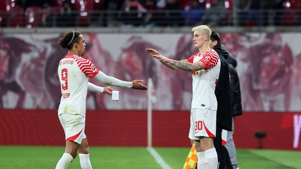 Benjamin Sesko (r.) wird beim Spiel gegen Heidenheim für Yussuf Poulsen eingewechselt.