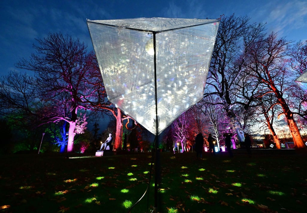Fantasievolle Lichtinstallationen leuchten in der Dämmerung zum Beginn des Winterleuchtens im Erfurter egapark.