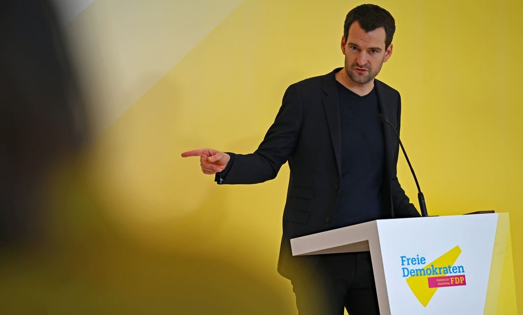 „Unsere Unternehmerinnen und Unternehmer leiden unter den bürokratischen und finanziellen Fesseln in diesem Land“, sagt der Erste Parlamentarische Geschäftsführer Johannes Vogel.