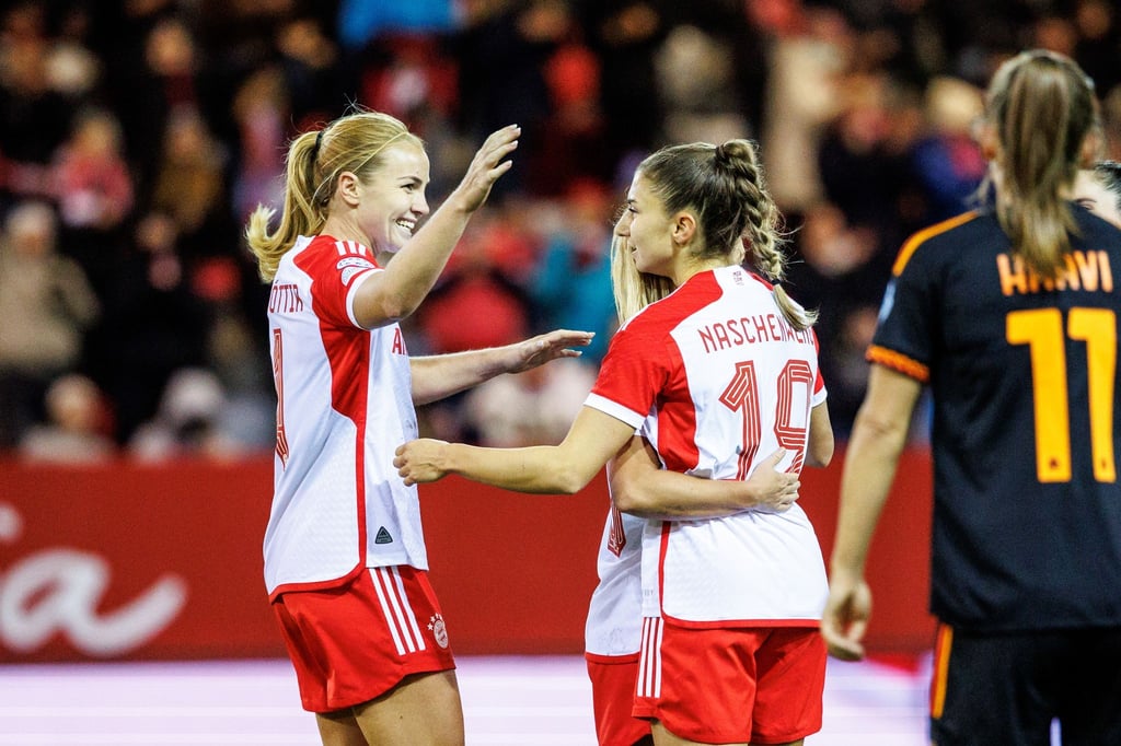 Katharina Naschenweng (r) und Glodis Viggosdottir jubeln nach dem Tor zum 2:0. Im Titelkampf der Frauen-Bundesliga haben die Fußballerinnen des FC Bayern München am 14. Spieltag ihre Tabellenführung verteidigt.