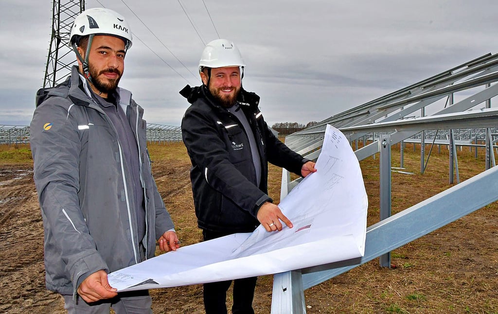 Halil Yasar (rechts) und Maher Dehni, Bauleiter von der Somikon-Projektentwicklungsgesellschaft mbH & Co. KG, halten auf der Baustelle des „Solarparks Calvörde Ost“ alle Fäden in ihren Händen.